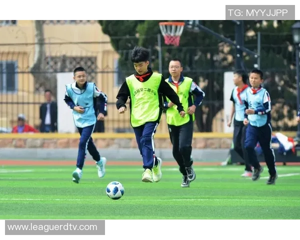 孩子在绿茵场上展现足球明星风采的快乐瞬间分享