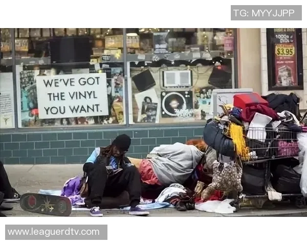 美国足球明星化身街头乞丐挑战自我引发社会关注与思考